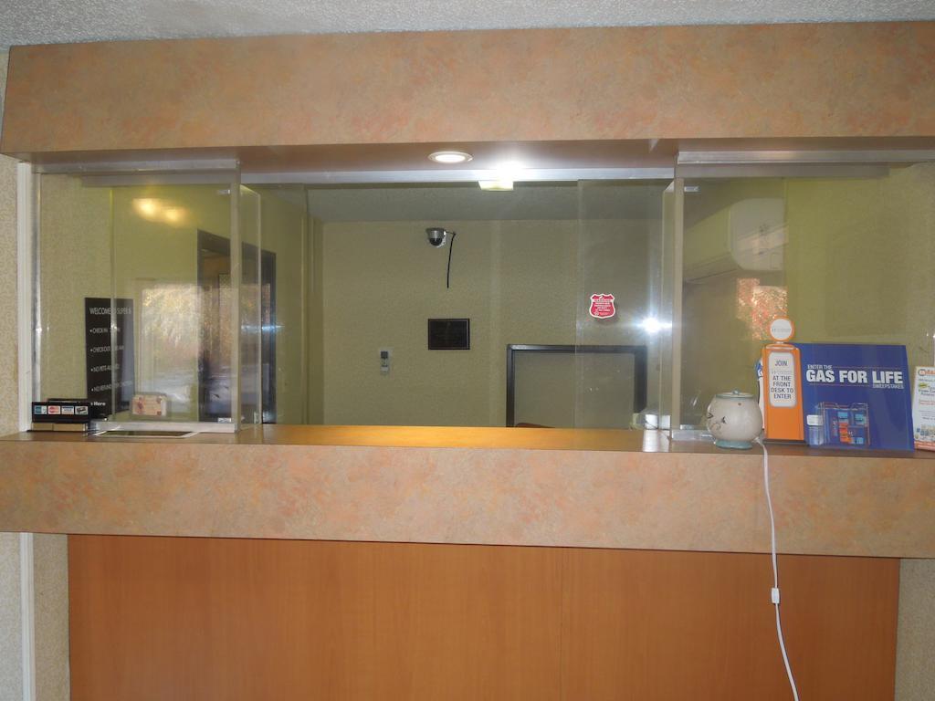 Motel Super 8 By Wyndham Waldorf Exterior foto
