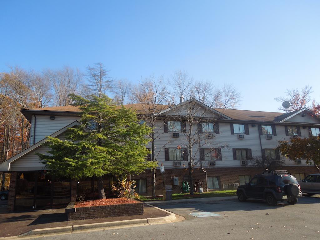 Motel Super 8 By Wyndham Waldorf Exterior foto